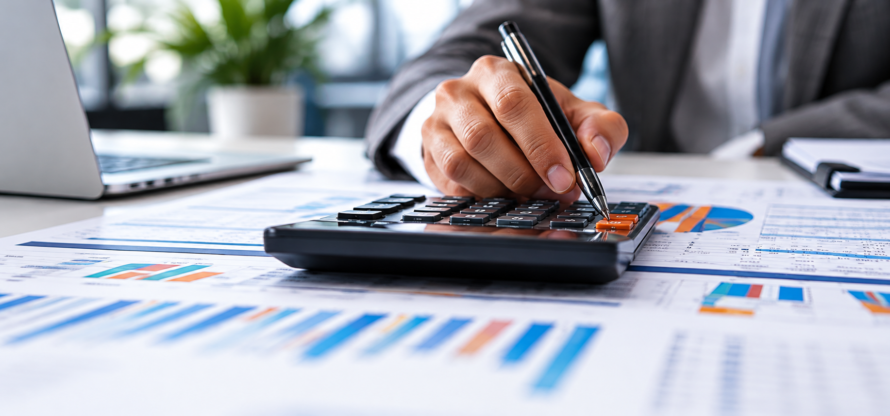 Calculadora y documentos financieros para la preparación de una declaración de renta en Colombia
